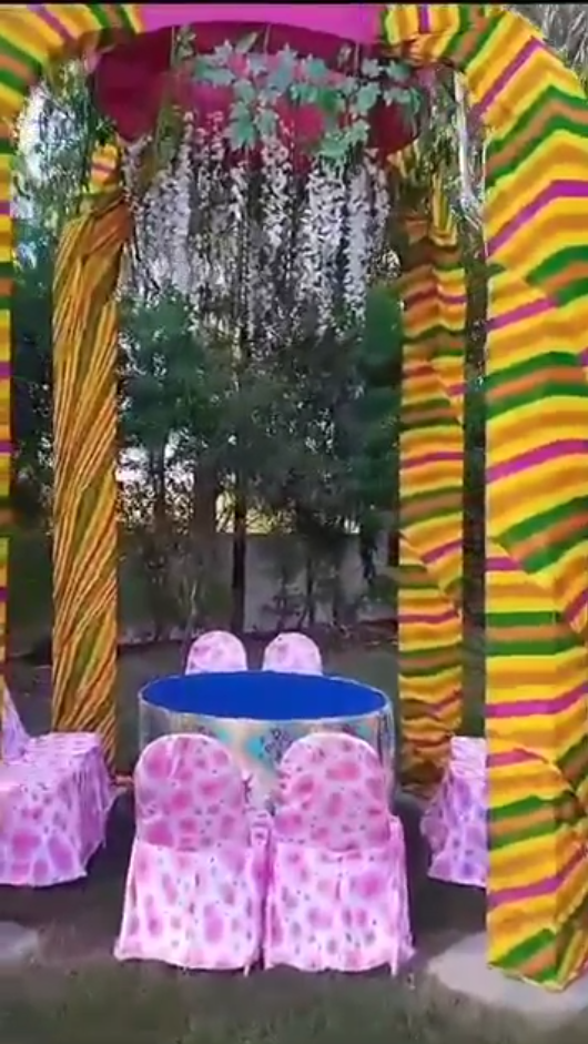 Garden hut with table and chairs